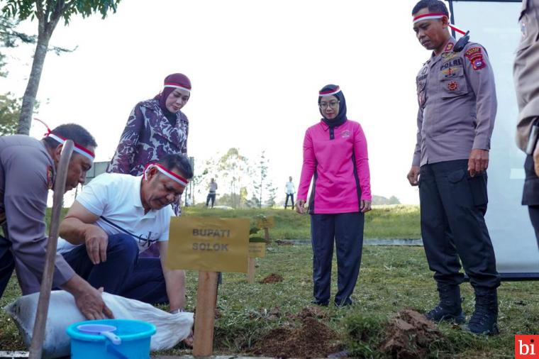 Capt Epyardi Asda dan Kapolres Solok AKBP Muari Tanam Ribuan Pohon