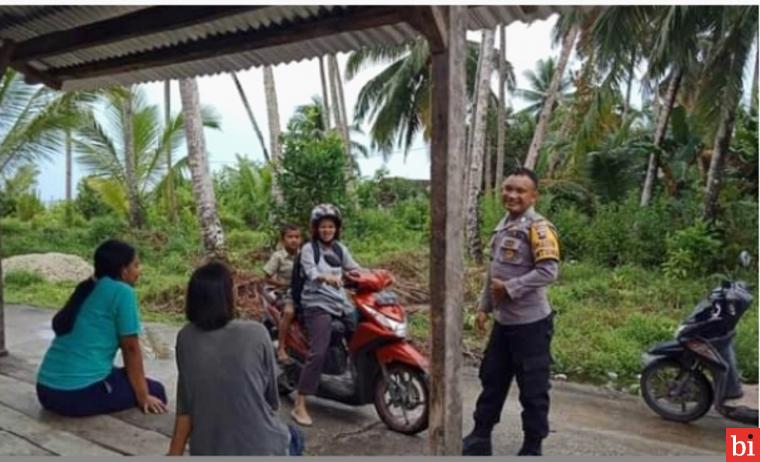 Cerita Bhabinkamtibmas Polsek Sipora Bripka Andol Sababalat yang Dekat dengan Anak-Anak