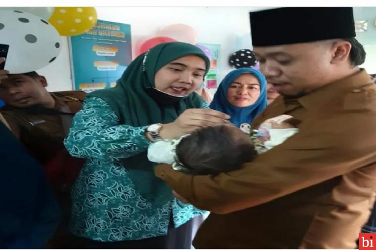 Crash Program Polio Dilaunching Pemko Bukittinggi di Posyandu Aur Batamu Kelurahan Tarok...