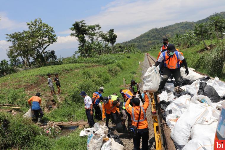 Daop 2 Gandeng DLHK Kabupaten Garut Bersih Lintasan Jalur KA