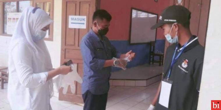 Nyoblos di TPS 19, Wabup Dharmasraya Ingatkan Petugas KPPS Kerja Sesuai Aturan dan Jaga...