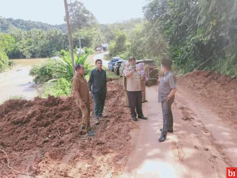 Datangi Lokasi Banjir dan Longsor, Ketua DPRD Dharmasraya Berikan Bantuan Sembako