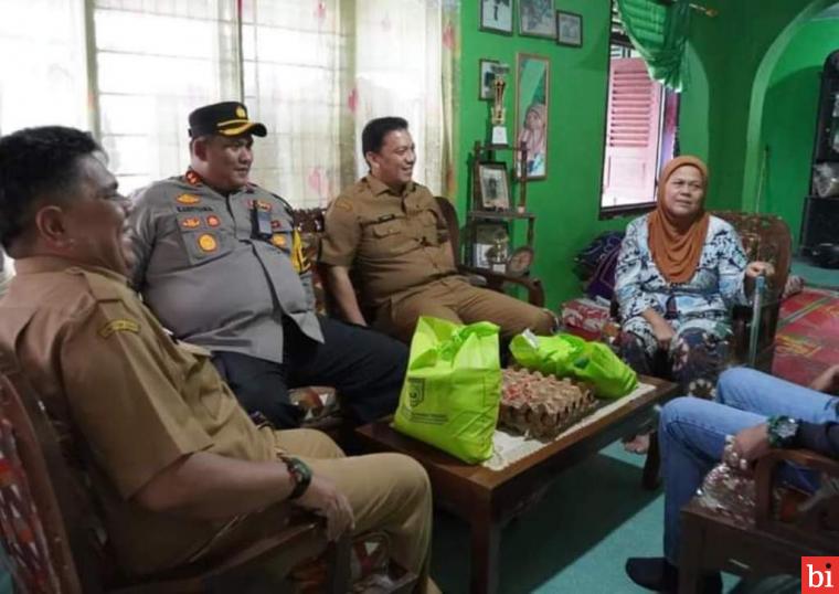 Datangi Rumah Warga Bersama Kapolres, Pj Wako Sonny Serahkan Bantuan Pangan dan Sandang