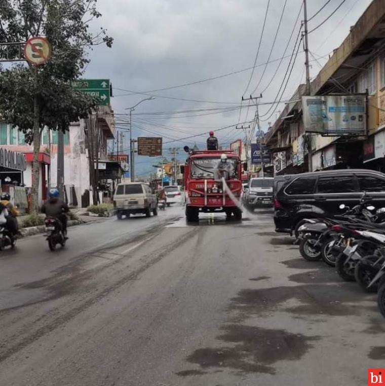 Debu Beterbangan, Damkar Bersihkan Abu Vulkanik Marapi di Jalanan