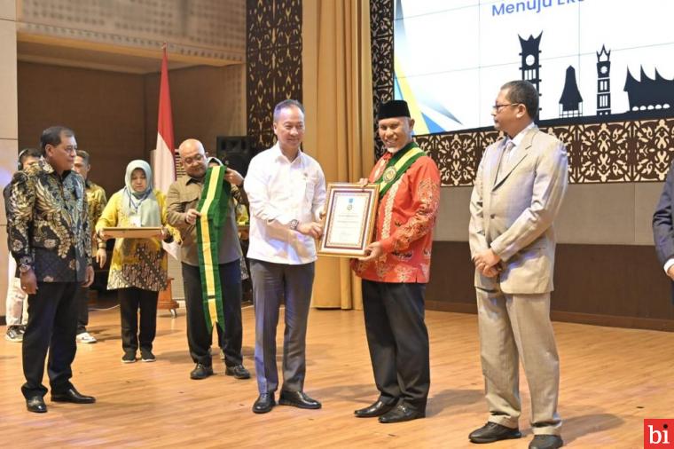 Dekopin Berikan Penghargaan Tertinggi Bidang Koperasi Bintang Adidaya Jagadita kepada...