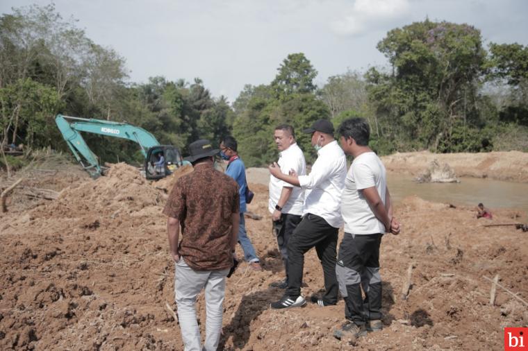 Dharmasraya Bangun Dinding Penahan Tebing dan Jembatan Gantung di Koto Baru