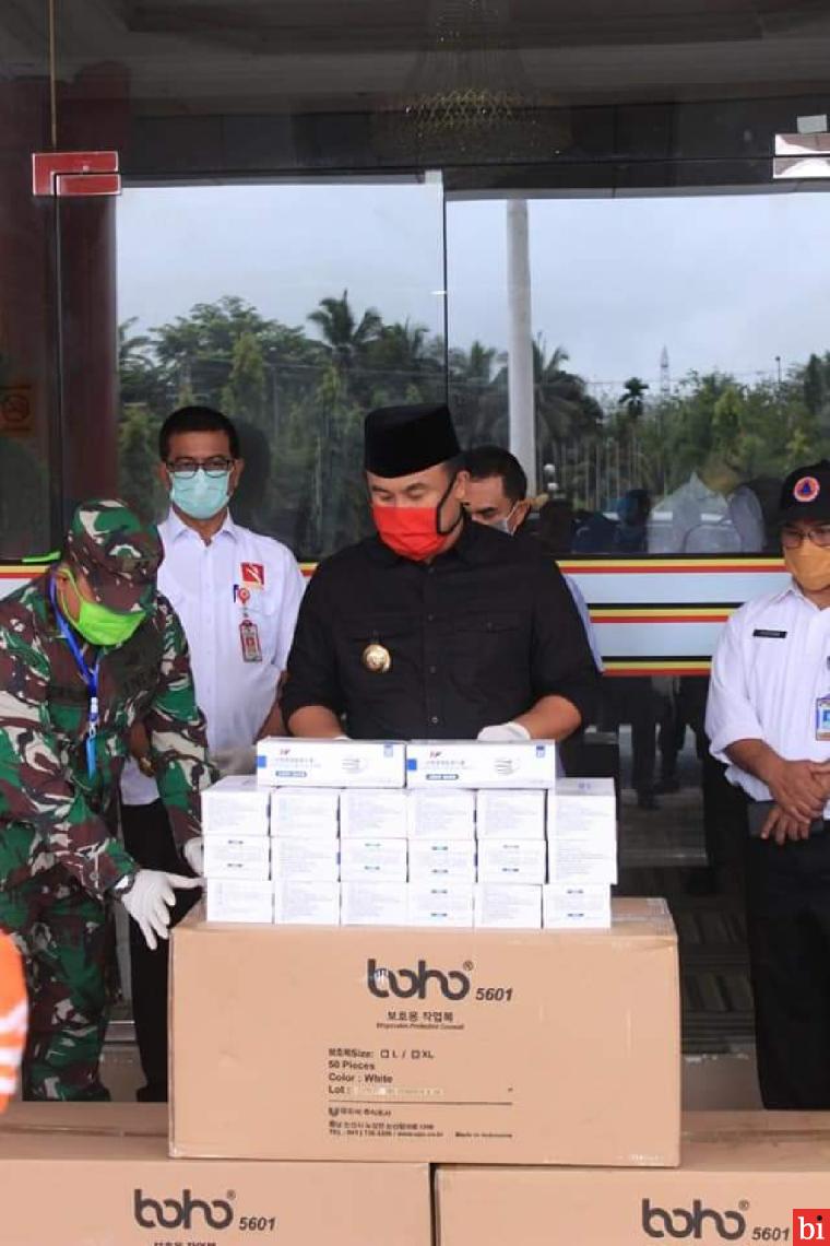 Diantarkan Dandim, Bantuan 150 APD dan 1000 Masker dari Mabes TNI Tiba di Dharmasraya