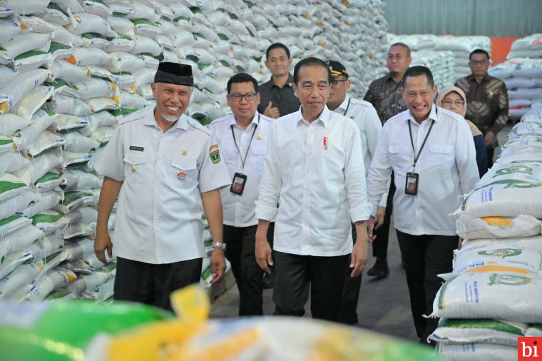 Didampingi Gubernur Mahyeldi, Presiden Cek Stok Bulog Sumbar dan Salurkan BLT bagi Warga...