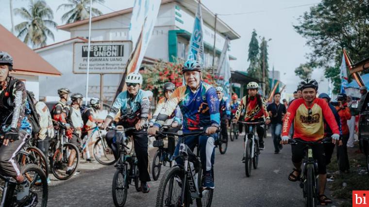 Diikuti Bupati Epyardi Asda, Event Napak Tilas Tour De Singkarak Meriah