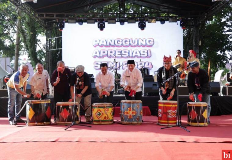 DIINISIASI HIDAYAT, Panggung Apresiasi Seni 2024 Berlangsung Meriah, Masyarakat Padang...