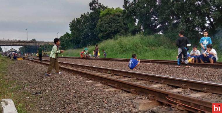 Dilarang Ngabuburit di Jalur Kereta Api