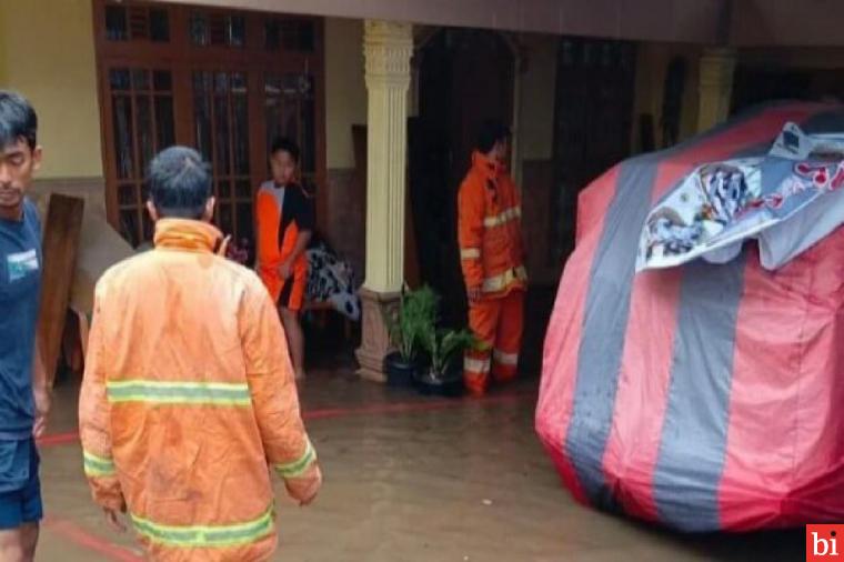 Dinas Kebakaran dan Penyelamatan Bukittinggi Bantu Warga yang Terkena Banjir