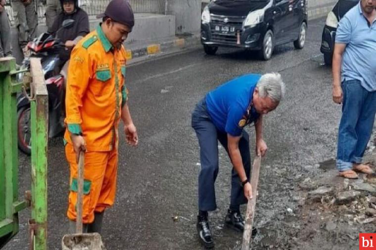 Dinas Pemadam Kebakaran Kota Bukittinggi Bersihkan Jalan dan Riol di Bawah flay Over