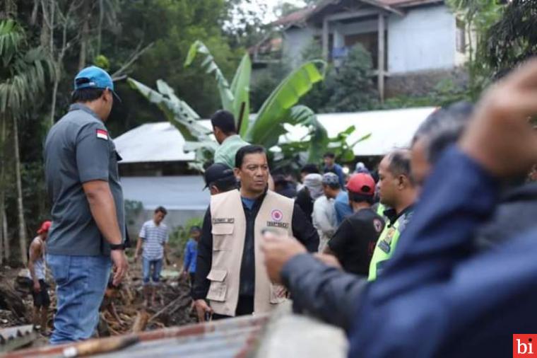 Dipenuhi Material Kayu dan Batu Akibat Banjir Bandang, Tim Gabungan Bersihkan Batang Jirek