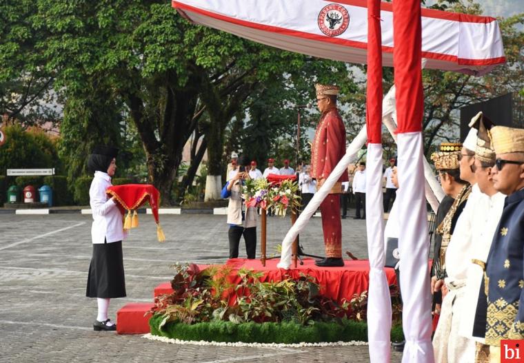 Direksi dan Komisaris PT Semen Padang Kompak Tampil dengan Pakaian Adat