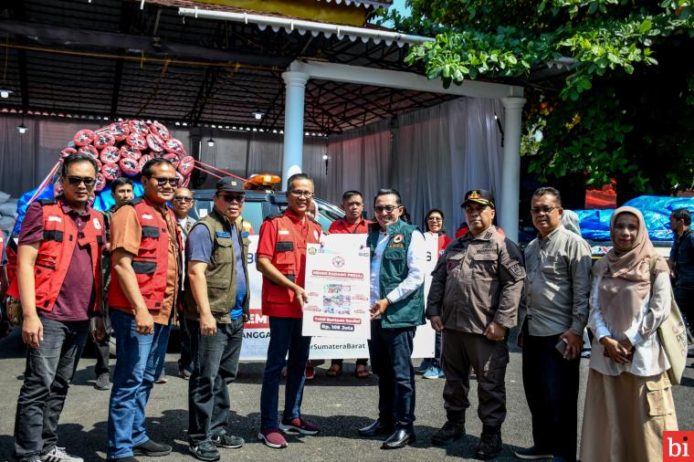 Dirut PT Semen Padang Serahkan Bantuan Rp108 Juta untuk Korban Bencana Alam di Tanah...