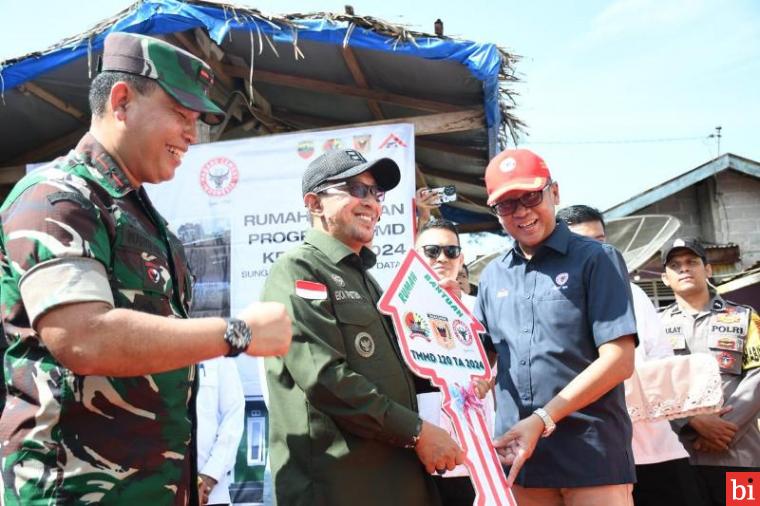 Dirut Semen Padang Serahkan Rumah Bantuan TMMD, Nelirismen: Anugerah bagi Keluarga Kami!