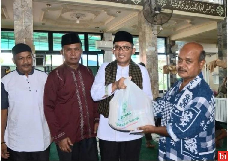 Diserahkan Hendri Septa, Giliran 330 Mustahik di Padang Utara Gembira Terima Sembako