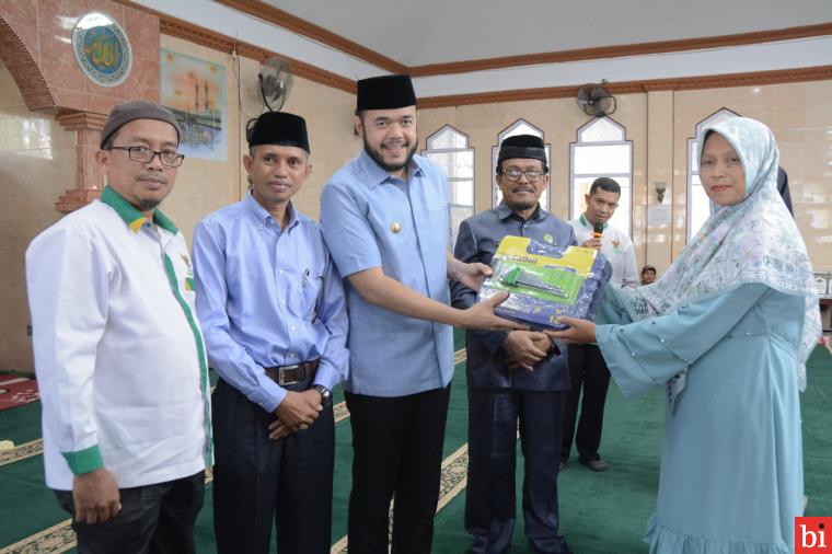 Diserahkan Wako Fadly Amran,  159 Mustahik Terima Zakat dari Baznas