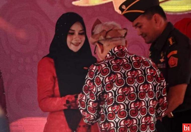 Diserahkan Wapres Ma'ruf Amin, Ketua TP PKK Dharmasraya Dewi Sutan Riska Terima Satya...