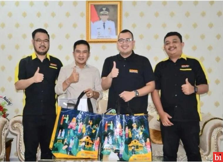 Diterima Ekos Albar, Toko Ritel MR DIY Bantu Korban Banjir Padang