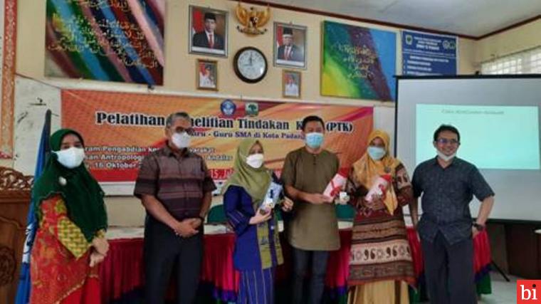 Dosen Jurusan Antropologi FISIP Unand Beri Pelatihan PTK Bagi Guru di SMA Negeri 15 Padang