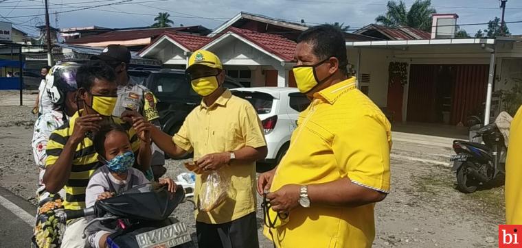 Peduli Covid-19, DPD II Partai Golkar Pasbar Berbagi 3000 Masker kepada Masyarakat