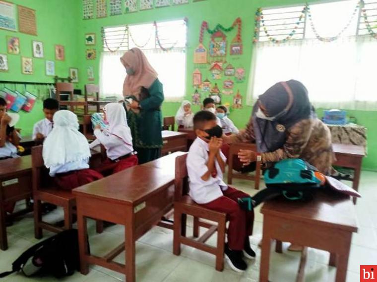 Dua Anggota DPRD Pasaman Tinjau Sekolah Dengan PBM Tatap Muka