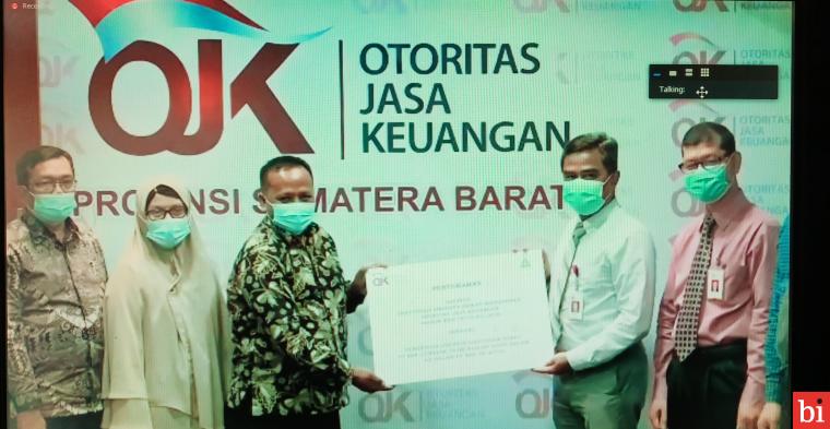 Dua BPR di Sumbar Resmi Merger, Misran Pasaribu Serahkan SK Dewan Komisioner OJK