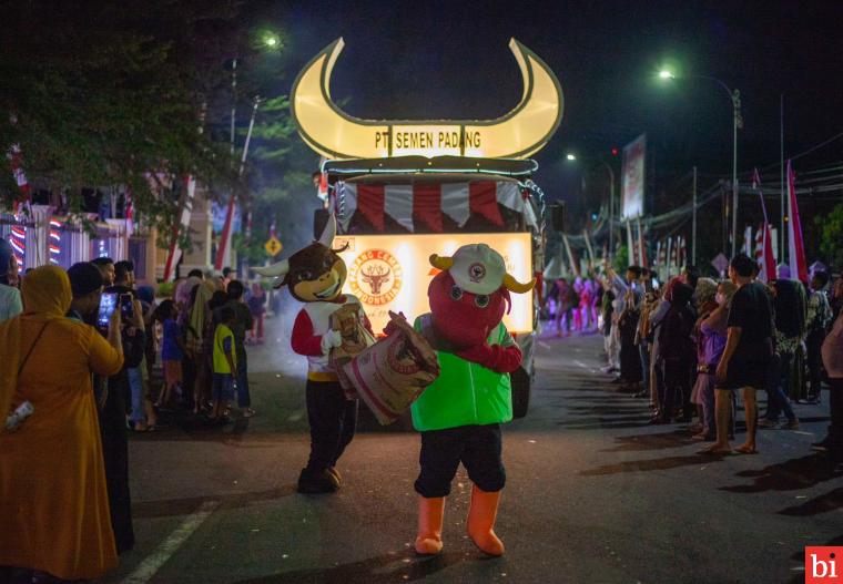 Dua Maskot Kerbau dari PT Semen Padang Jadi Kawan Bermain Anak-anak di Merah Putih Light...