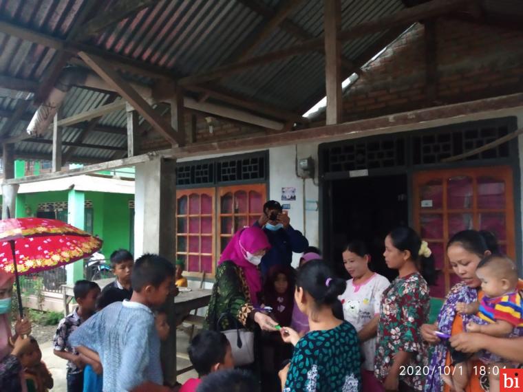 Dukung Perda AKB, Emma Yohanna Edukasi Warga PasBar Tentang Prokes dan Bagikan Ratusan...