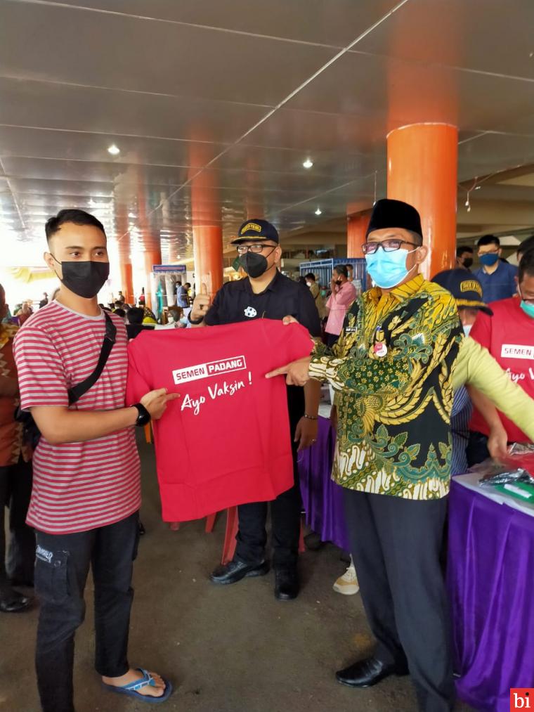 Dukung Program Vaksinasi Covid-19, PT Semen Padang Berikan Kaos untuk Warga Pasar