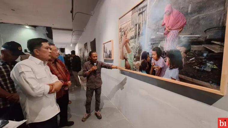 Ekos Albar Berburu Karya Seni di Pameran Seni Rupa dan Fotografi Taman Budaya Padang