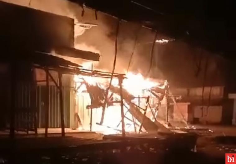 Enam Ruko di Pasar Sitiung Dharmasraya Hangus Terbakar