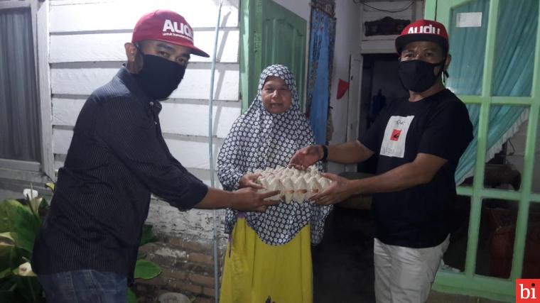 Erick Hariyona Bersama Tim Audy Joinaldy Bagikan Ratusan Telur untuk Masyarakat Kurang...