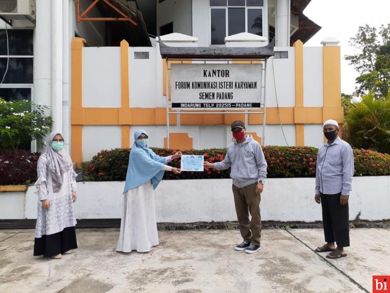 FKIK Semen Padang Salurkan Bansos untuk Warga Indarung Terpapar COVID-19