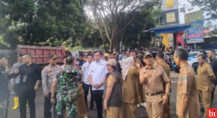 Gerak Cepat, Bupati Dharmasraya Antar Bantuan untuk Korban Banjir Tanah Datar