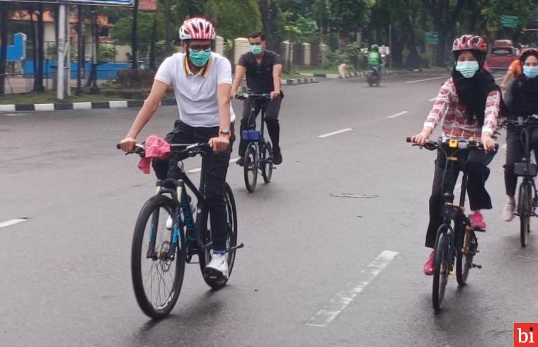 Gowes Ria Bersama Keluarga, Gubernur Sumbar Sapa dan Imbau Warga untuk Patuhi Protokol...