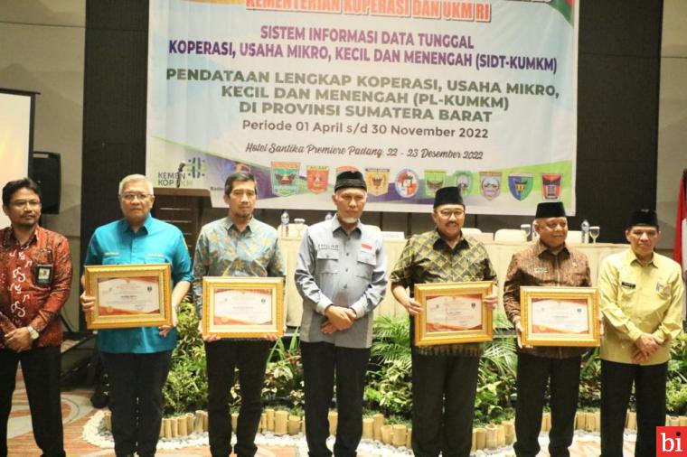 Gubernur Berikan Penghargaan 9 Kabupaten/Kota Peraih PL-UMKM dan Enumerator Terbaik 2022