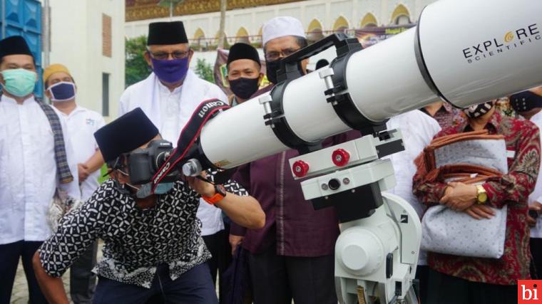 Gubernur Bersama Masyarakat Saksikan Gerhana Matahari dari Masjid Raya Sumbar