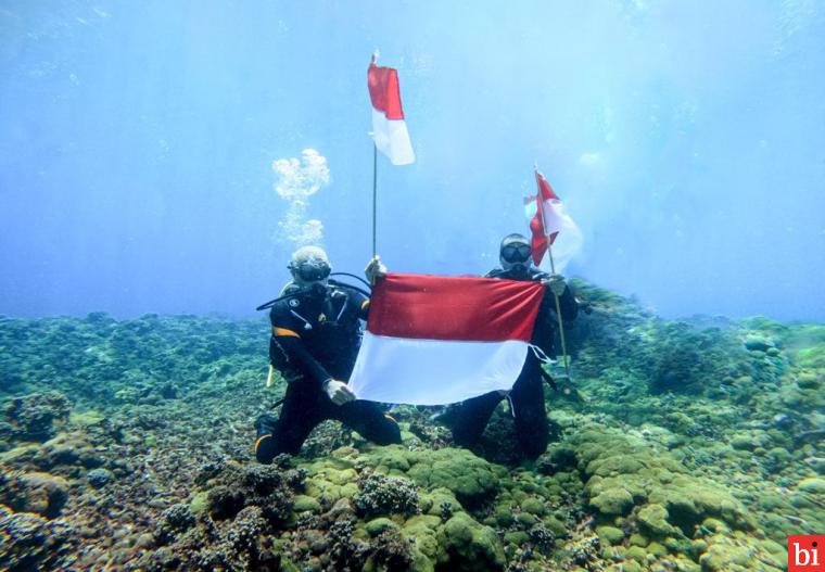 Gubernur dan Wagub Sumbar Kibarkan Merah Putih di Dasar Laut Samudera Hindia