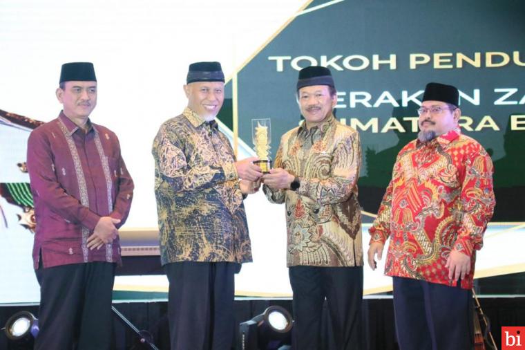 Gubernur dan Wakil Gubernur Sumbar Terima Anugerah Baznas Award 2022