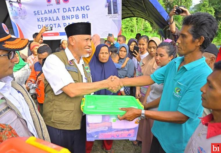 Gubernur Mahyeldi Bagikan Bantuan Makanan bagi Korban Banjir