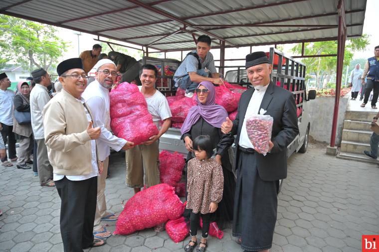 Gubernur Mahyeldi Kerahkan ASN Pemprov Sumbar Borong Bawang Merah Petani saat Bazar di...