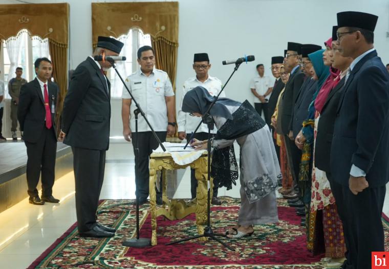 Gubernur Mahyeldi Lantik 11 Orang Pejabat Eselon II di Lingkungan Pemprov Sumbar