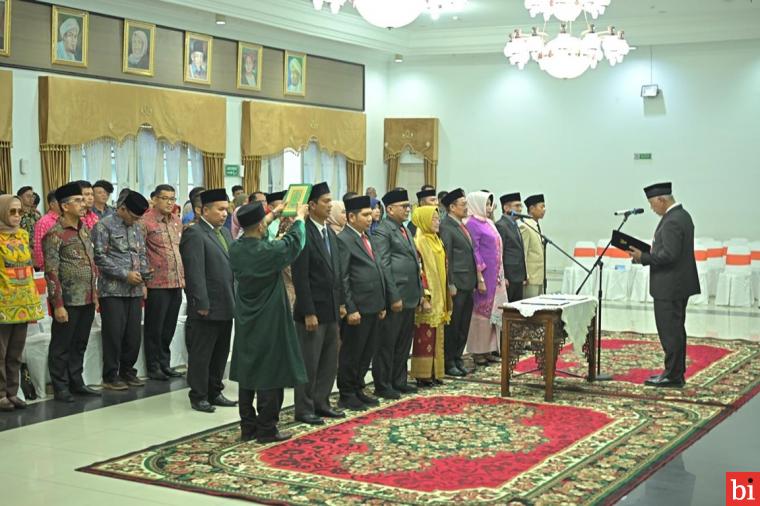 Gubernur Mahyeldi Lantik 18 Pejabat Administrator dan Pejabat Pengawas di Lingkup Pemprov...