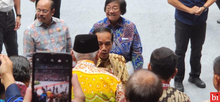 Gubernur Mahyeldi Menerima SK TORA dari Presiden RI saat Puncak Acara Festival LIKE KLHK