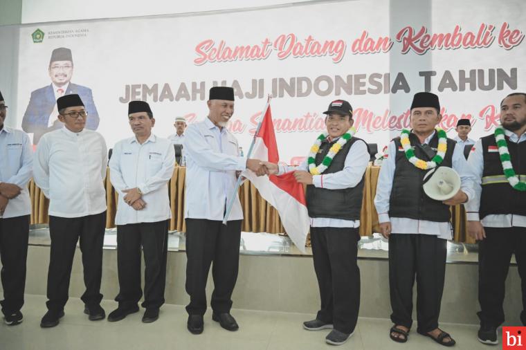 Gubernur Mahyeldi Menyambut Kedatangan Jemaah Haji Kloter 1 Embarkasi Sumbar