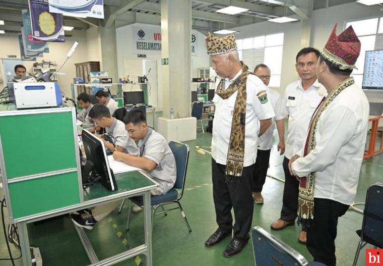 Gubernur Mahyeldi Minta Angkatan Kerja Sumbar Memaksimalkan berbagai Peluang di Dunia...