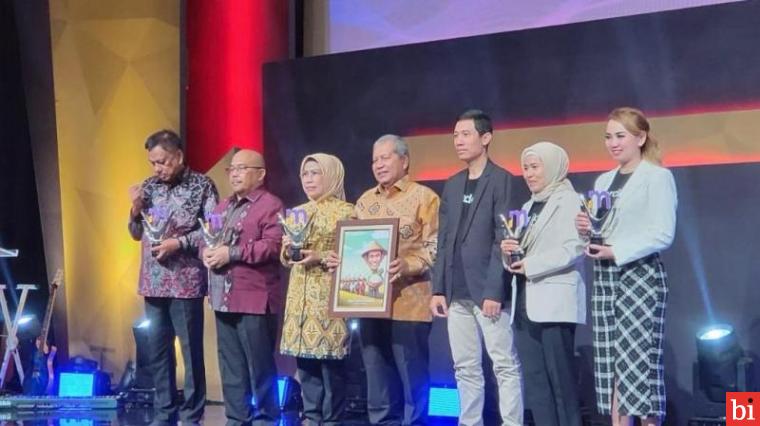 Gubernur Mahyeldi Raih Penghargaan Merdeka Award 2024 Berkat Terobosannya untuk...